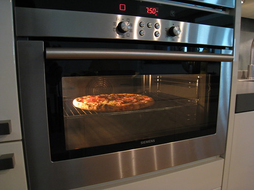 kitchen oven pizza (Photo: thms.nl on Flickr)